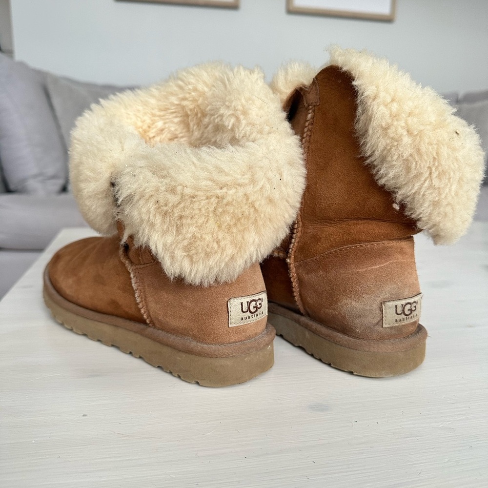 Women’s Uggs size 8.